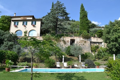 Apartment (sleeps 5-6) with pool and a short walk to Trevi