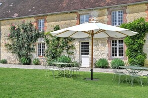 Dining al fresco? We provide all that is required plus a brasero and a barbeque