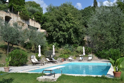  Apartment (Sleeps 2 or 4 ) with pool and short walk to town