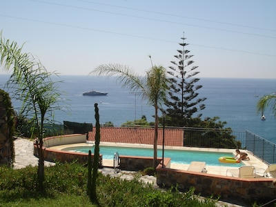 Villa Del Mare Ligure Large apartment in a villa with swimming pool 150 meters from the sea