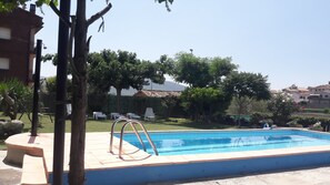 Jardín, piscina privada, barbacoa, futbolin...