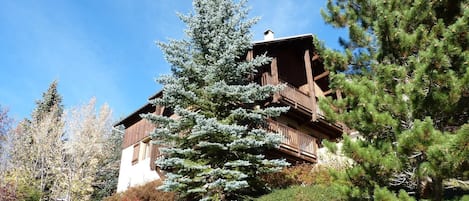 arrivée sur le chalet en venant du parking