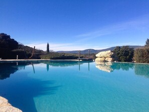 Piscine à débordement