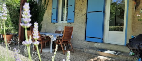 La terrasse et entrée de la maison