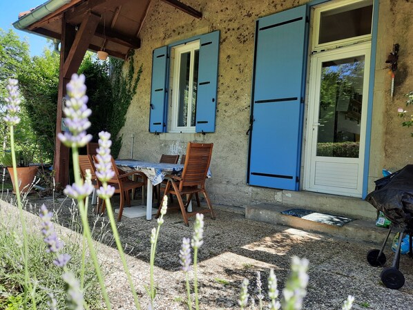 La terrasse et entrée de la maison