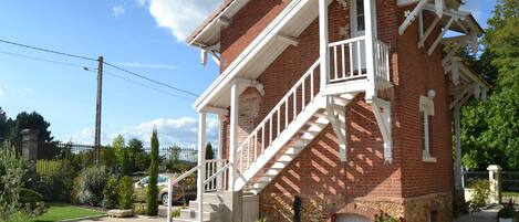 Entrée par escalier extérieur