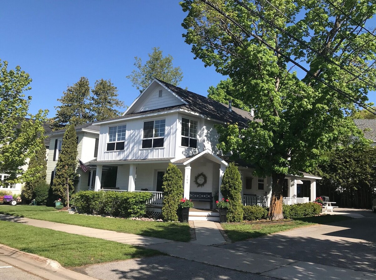 Lulu’s Cottage Downtown Harbor Springs! Location! Location! Location!