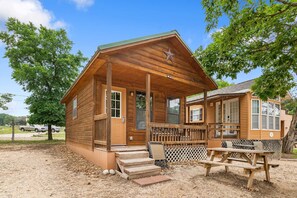Right on the banks of the Guadalupe River, and close to Kerrville, this awesome guest cabin opens up all sorts of adventurous opportunities!