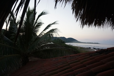 Palapa junto a la playa en la playa de Majahua, junto a Troncones, región de Ixtapa