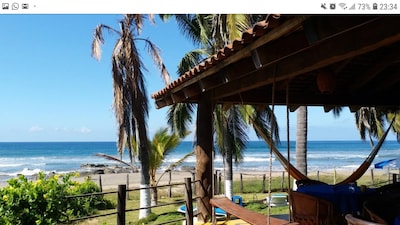 Palapa junto a la playa en la playa de Majahua, junto a Troncones, región de Ixtapa