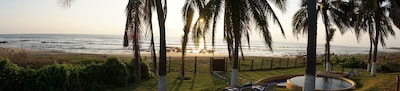 Palapa junto a la playa en la playa de Majahua, junto a Troncones, región de Ixtapa