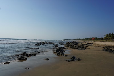 Palapa junto a la playa en la playa de Majahua, junto a Troncones, región de Ixtapa