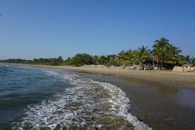 Palapa junto a la playa en la playa de Majahua, junto a Troncones, región de Ixtapa