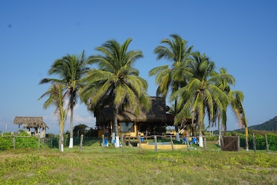 Palapa junto a la playa en la playa de Majahua, junto a Troncones, región de Ixtapa