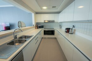 Fully stocked Kitchen top of the line appliances Dishwasher huge fridge freezer