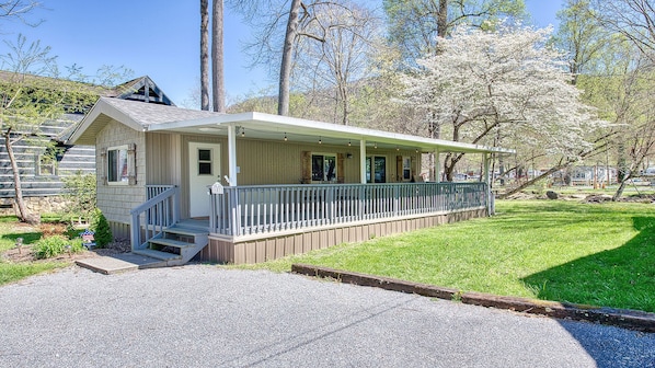 Cottage on the Creek. Large Covered Porch & Creek View.