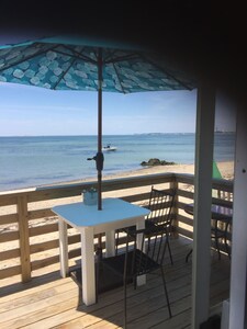 Beachfront Condo with Sweeping Views, Pet Friendly. A/C and free Wifi