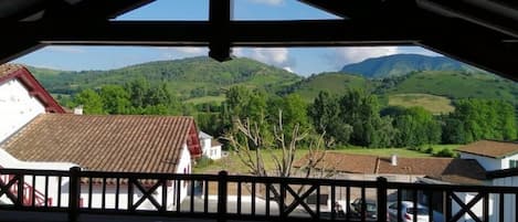 Terrasse spacieuse et cocooning à l'étage avec vue montagne 