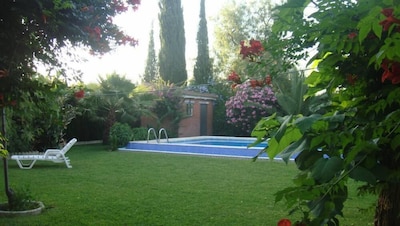 Schöne Villa von 200m2 20 Minuten von Sevilla, 8 Personen, 1200m2 Garten, WiFi.