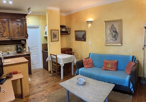 Intérieur montrant le sofa-lit de 140 cm