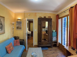 Intérieur avec divan-lit de 140 cm de large et baie vitrée