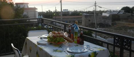 Abendessen am Balkon bei Sonnen-Untergang