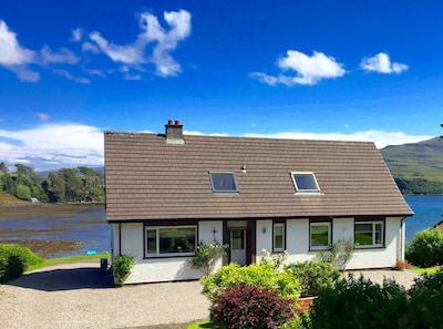 Lovely sea and mountain views, spacious Portree home