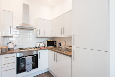 Modern 1 Bedroom Top Floor Edinburgh Tenement Apartment