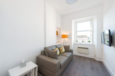 Modern 1 Bedroom Top Floor Edinburgh Tenement Apartment