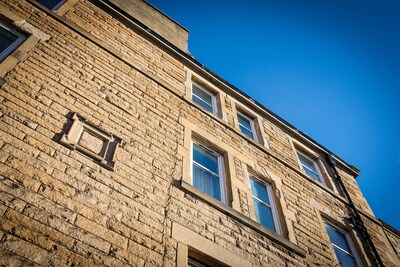 Modern 1 Bedroom Top Floor Edinburgh Tenement Apartment