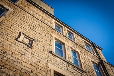 Modern 1 Bedroom Top Floor Edinburgh Tenement Apartment