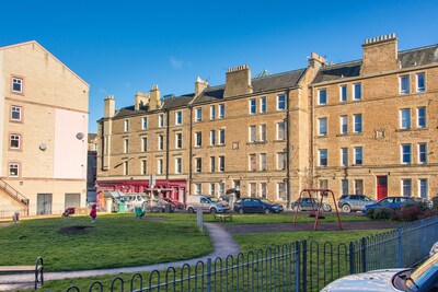 Modern 1 Bedroom Top Floor Edinburgh Tenement Apartment