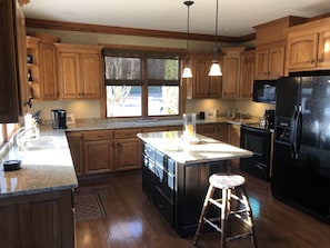 Bright and sunny spacious kitchen with Alexa and Sonos
