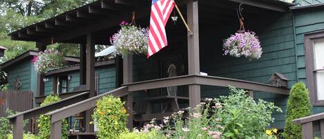 Back porch with 10 person picnic table.