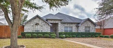 This family home sleeps 14 just 30 miles outside Dallas, Texas!