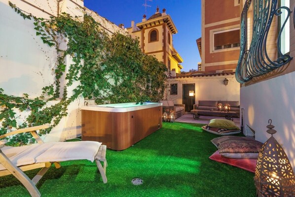 Outdoor spa tub