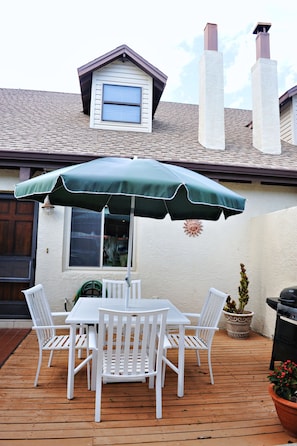 Front deck with BBQ and breezes from the Ocean.