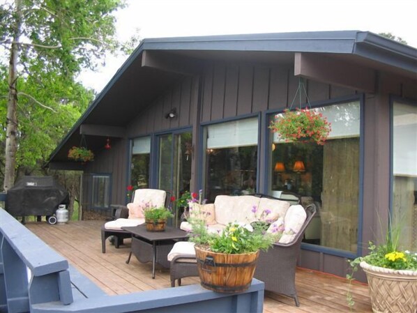 5 large windows let in the view 