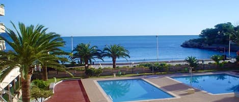 Terraza, vistas a las piscinas y al mar