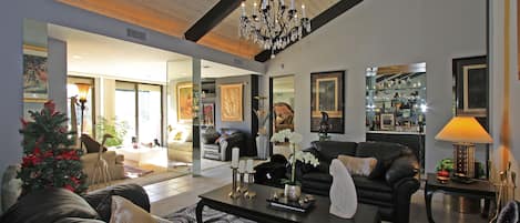 Spectacular Living Rooms with Vaulted Ceilings and Designer Furnishings! 