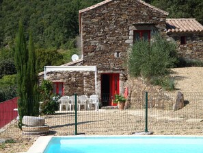 Maison cévenole en schiste noir entièrement reconstruite dans vieux murs