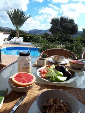 Breakfast near the Pool