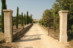 Mas Augusta Entrance gate