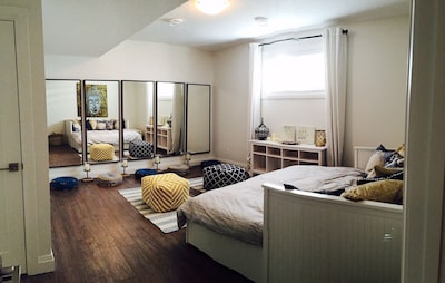 Vibrant Luxurious 2 bedrooms suite!