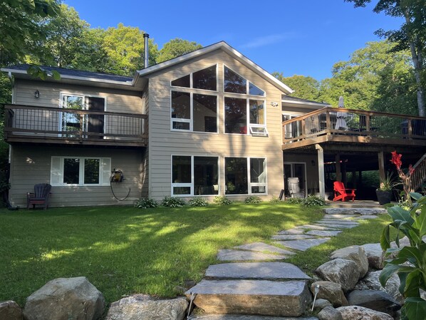 Beautiful  4 season lakeside cottage with hot tub and firepit