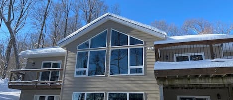 Beautiful 4 season cottage with hot tub and beautiful views