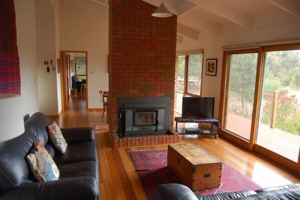 sitting room with fire place 