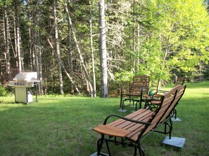 Back yard - gas BBQ grill, picnic table & patio table with umbrella & 6 chairs