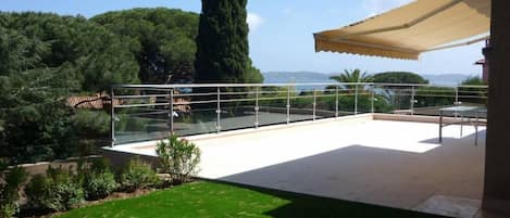 Terrasse avec vue mer sur le golfe de St Tropez