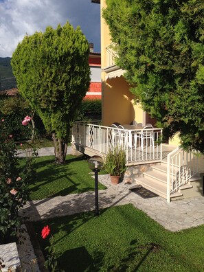 Apartment Lina - Front garden showing veranda